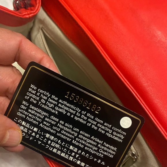 Red color chains around Medium size,interlocking CC logo silver tone hardware . - Picture 10 of 13